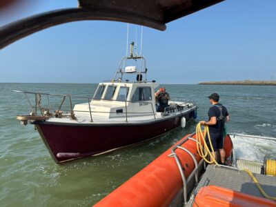 Visboot met ankertouw in schroef