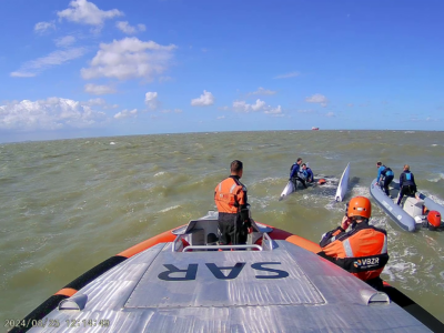 Omgeslagen catamaran drijft richting scheepvaartroute