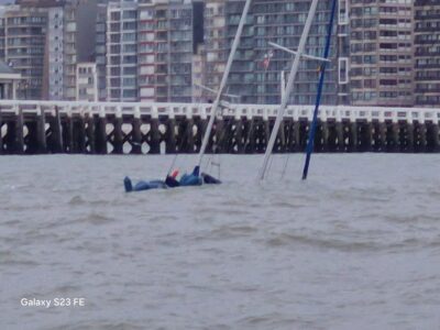 Zeilboot zinkt in zicht haven